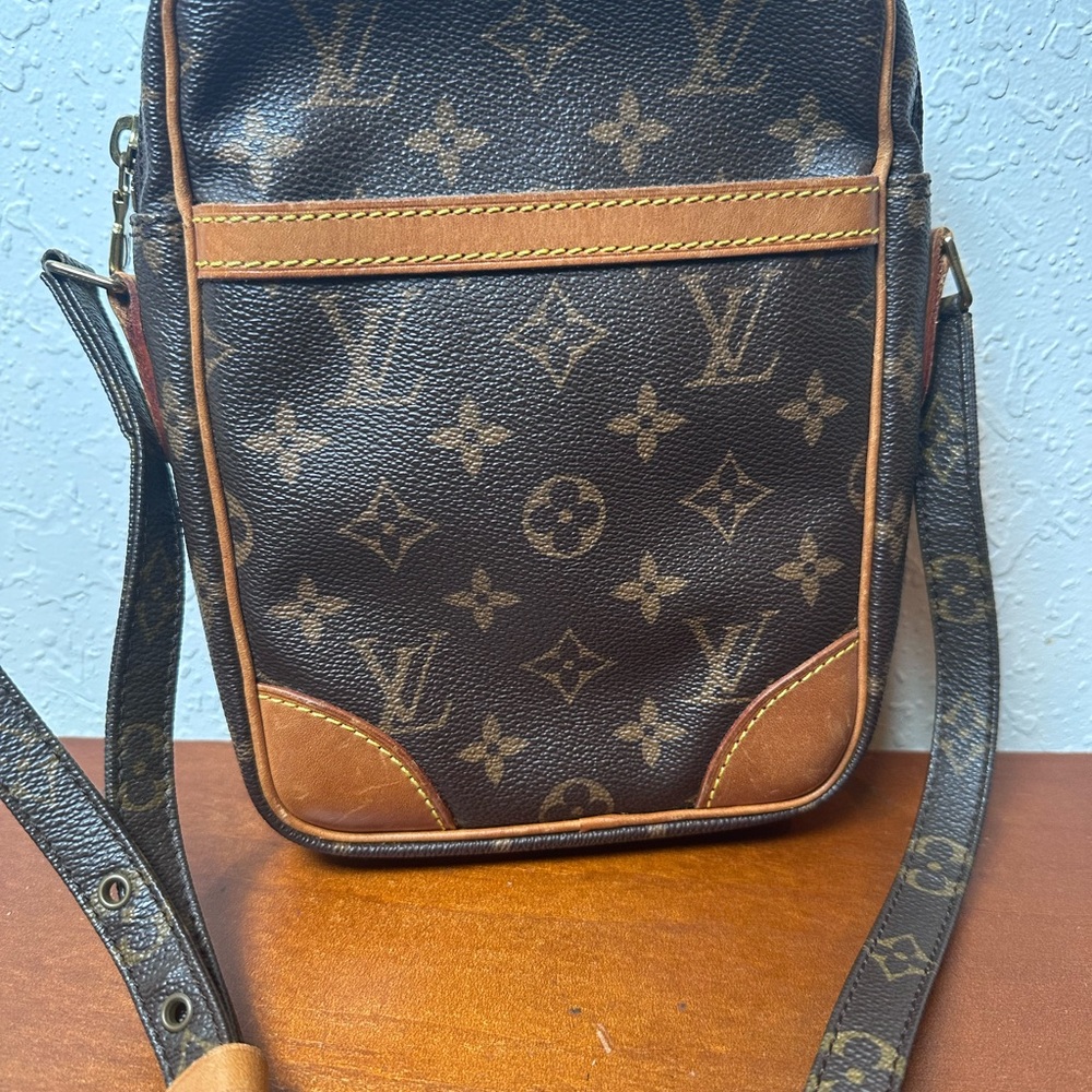 Auth Louis Vuitton Monogram
Canvas Danube M45266 Shoulder
Bag - Picture 2 of 16
